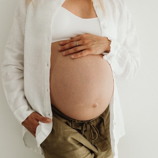 kaboompics_pregnant-woman-lifestyle-and-maternity-photos-35855